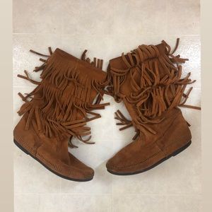 Minnetonka 3 fringe boots